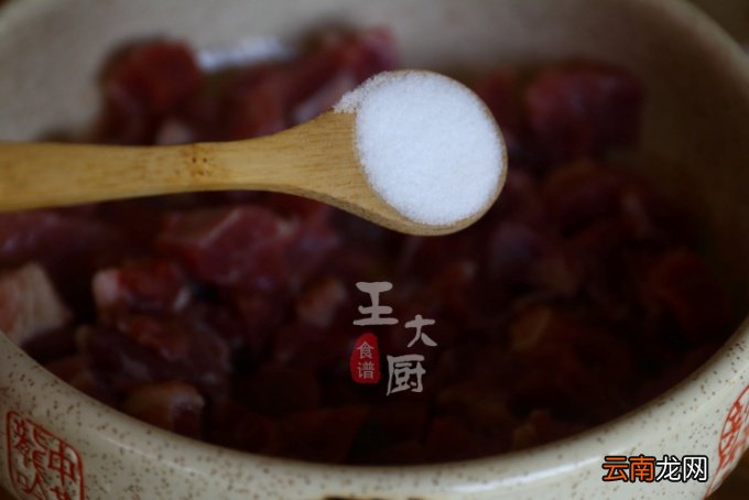 黑蒜仔牛肉粒的家常做法 牛肉粒的家常做法