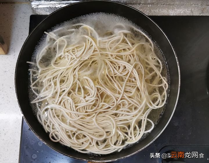 肉丁炸酱面简单的做法 肉丁炸酱的家常做法