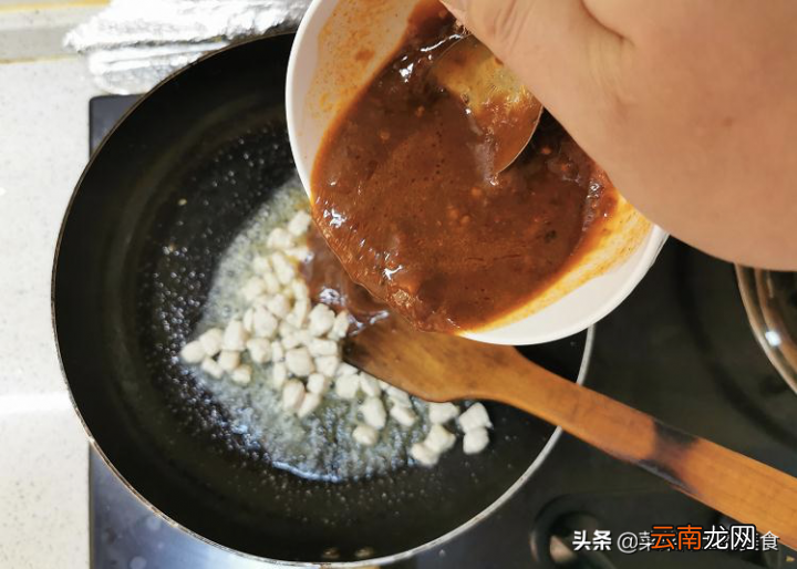 肉丁炸酱面简单的做法 肉丁炸酱的家常做法