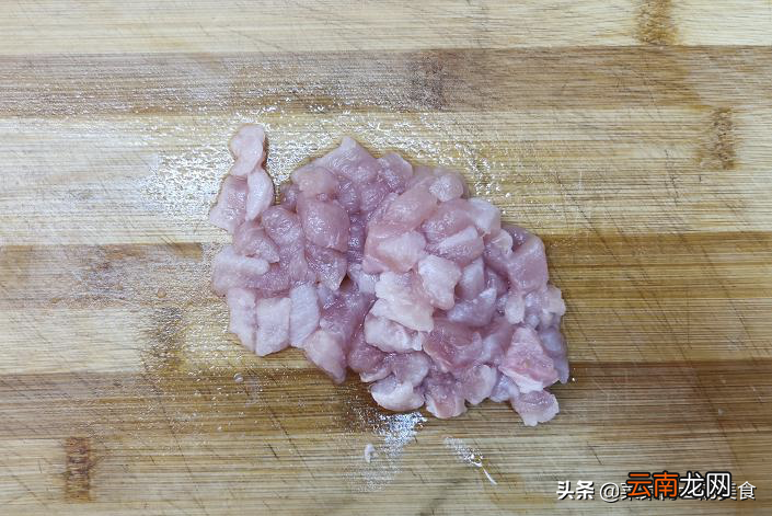 肉丁炸酱面简单的做法 肉丁炸酱的家常做法