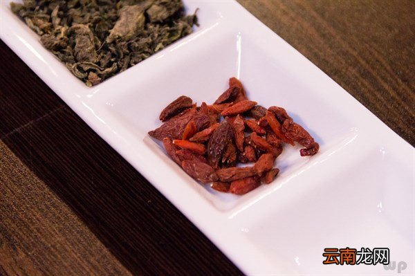 枸杞泡水好处多特别是男性 枸杞子泡水喝的功效