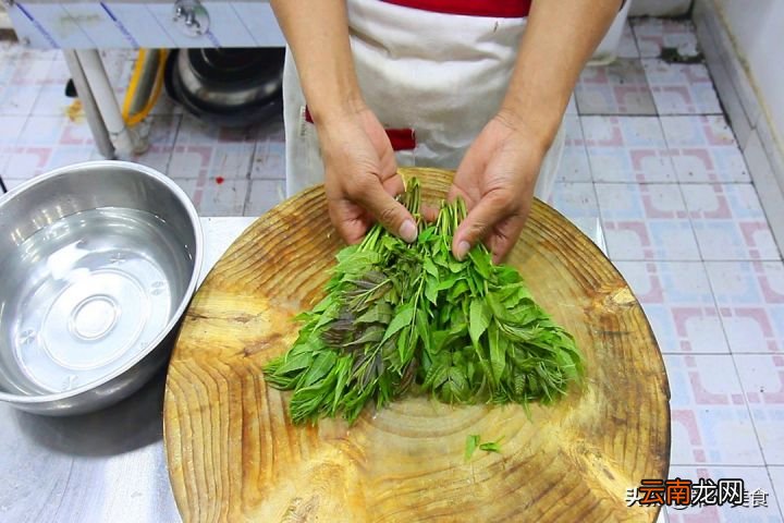手把手教你做椿芽炒蛋 椿芽炒蛋的做法