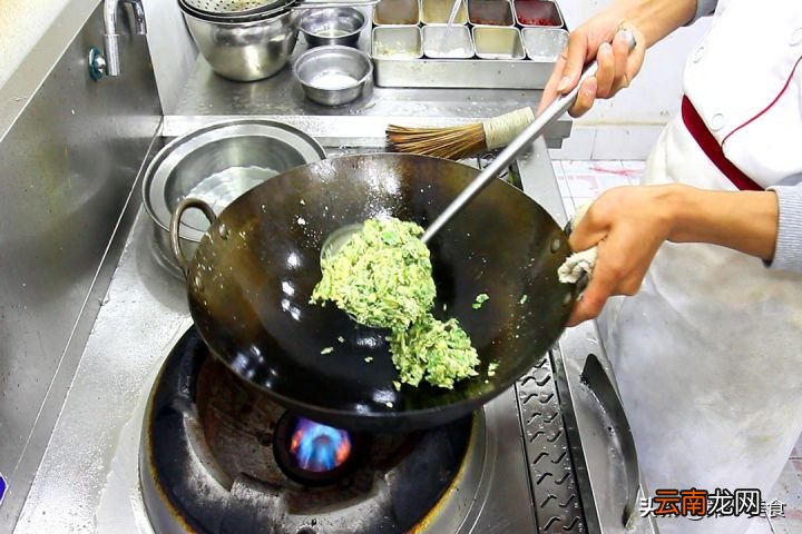 手把手教你做椿芽炒蛋 椿芽炒蛋的做法