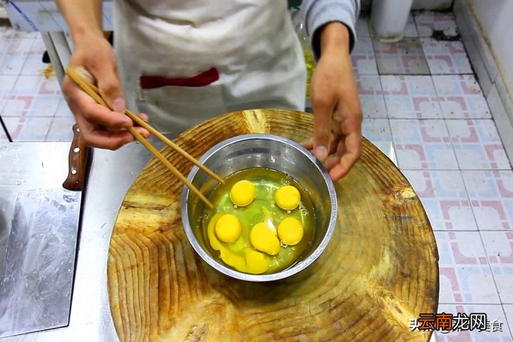 手把手教你做椿芽炒蛋 椿芽炒蛋的做法