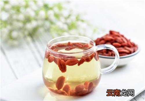 枸杞泡水喝有副作用吗,哪些人不能喝枸杞茶