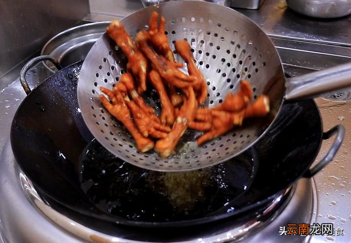 虎皮鸡爪怎么做才起虎皮 虎皮凤爪的做法