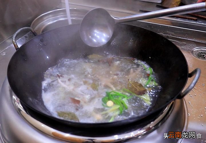 虎皮鸡爪怎么做才起虎皮 虎皮凤爪的做法