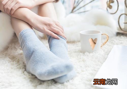 冬天裸睡会更暖和吗,冬天穿衣服睡觉还是裸睡暖和