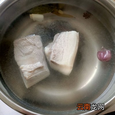 学会这样做梅菜扣肉秒变大厨 梅菜扣肉的制作方法