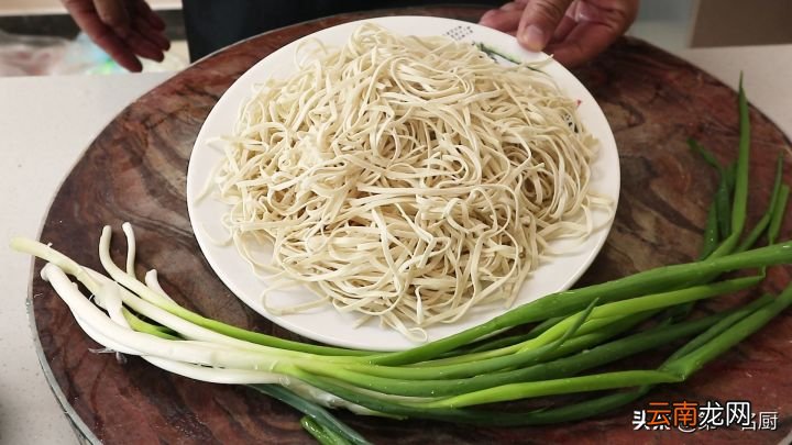 这才是葱油拌面最地道的做法 葱油拌面怎么做