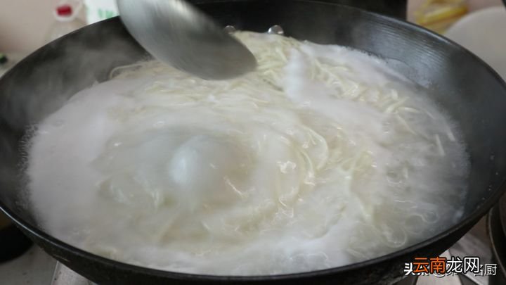 这才是葱油拌面最地道的做法 葱油拌面怎么做