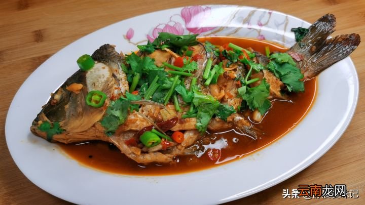 鲤鱼这样做不用油炸也好吃 鲤鱼怎么做才好吃