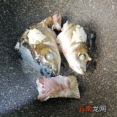冬天吃白白浓浓鱼头豆腐汤 鱼头豆腐汤的做法