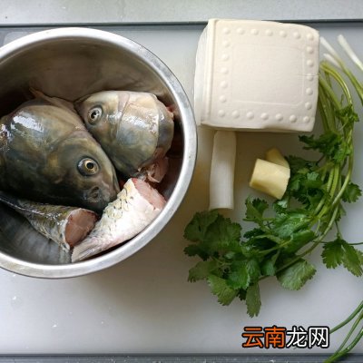 冬天吃白白浓浓鱼头豆腐汤 鱼头豆腐汤的做法