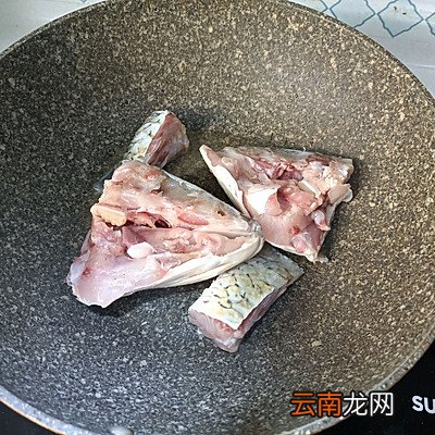 冬天吃白白浓浓鱼头豆腐汤 鱼头豆腐汤的做法