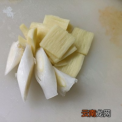 冬天吃白白浓浓鱼头豆腐汤 鱼头豆腐汤的做法