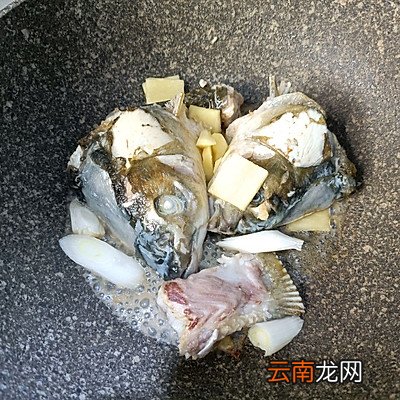 冬天吃白白浓浓鱼头豆腐汤 鱼头豆腐汤的做法