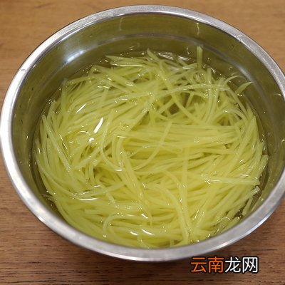 超级简单的凉拌酸辣土豆丝 酸辣土豆丝的做法