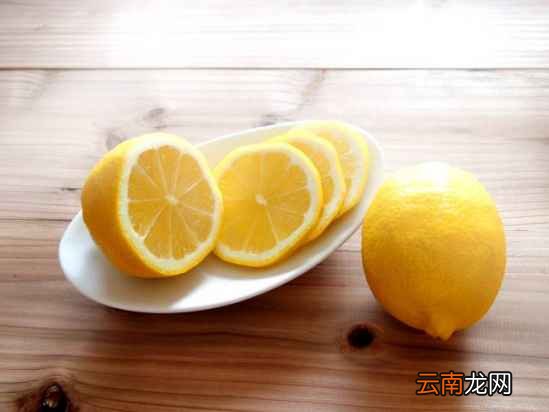 牙黄变白的简单方法 来试试柠檬和小苏打吧
