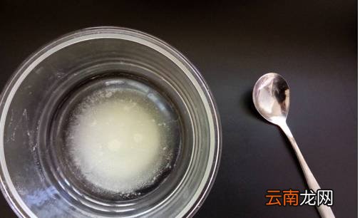 牙黄变白的简单方法 来试试柠檬和小苏打吧