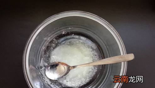 牙黄变白的简单方法 来试试柠檬和小苏打吧