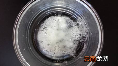 牙黄变白的简单方法 来试试柠檬和小苏打吧