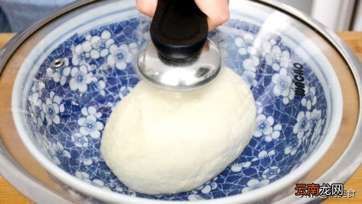 和面的比例很关键 油饼怎么做又软又好吃