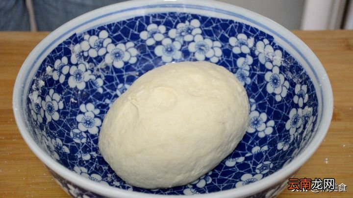 和面的比例很关键 油饼怎么做又软又好吃