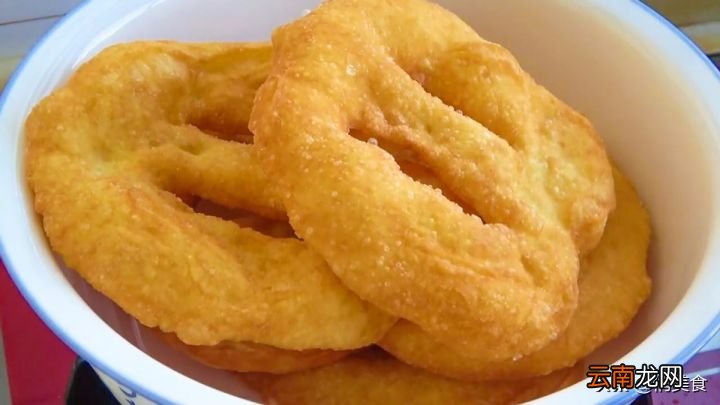 和面的比例很关键 油饼怎么做又软又好吃
