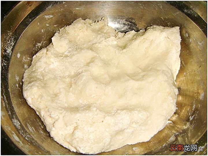 和面的比例很关键 油饼怎么做又软又好吃