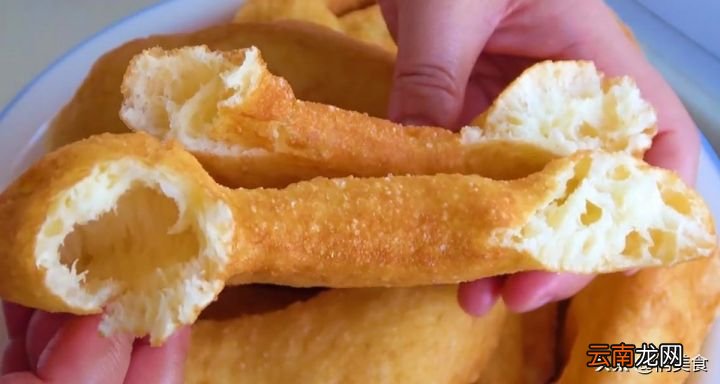 和面的比例很关键 油饼怎么做又软又好吃