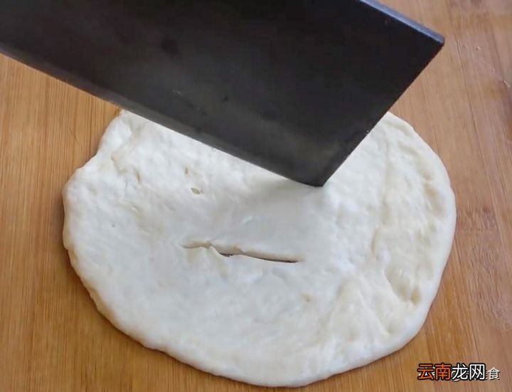 和面的比例很关键 油饼怎么做又软又好吃