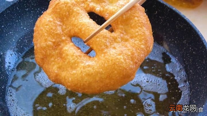 和面的比例很关键 油饼怎么做又软又好吃