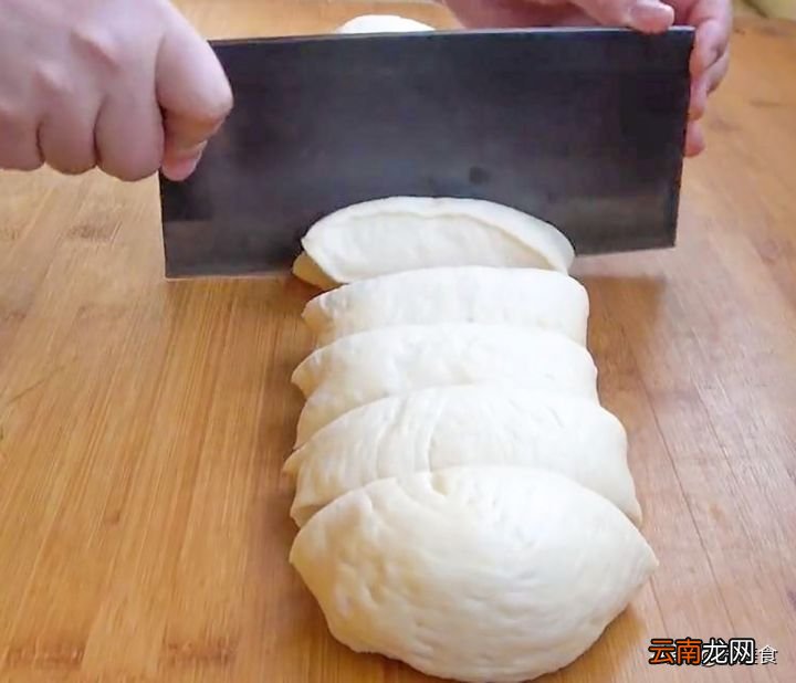 和面的比例很关键 油饼怎么做又软又好吃