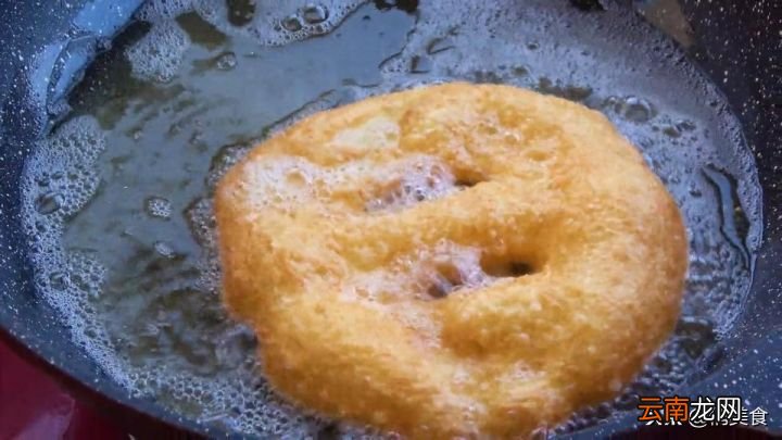 和面的比例很关键 油饼怎么做又软又好吃