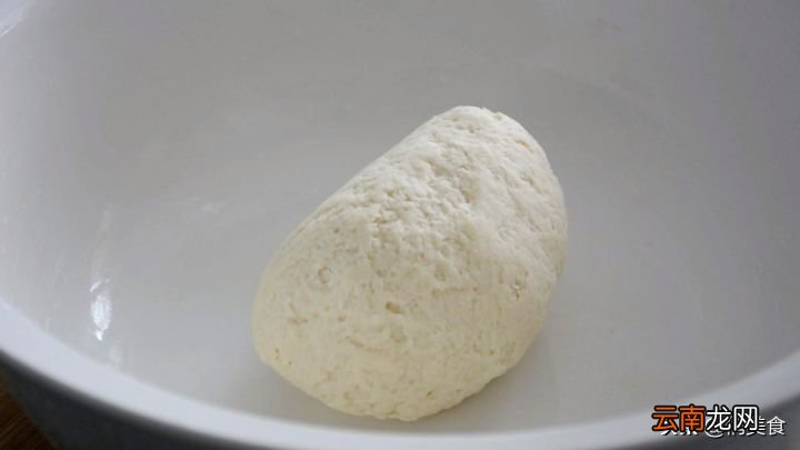和面的比例很关键 油饼怎么做又软又好吃