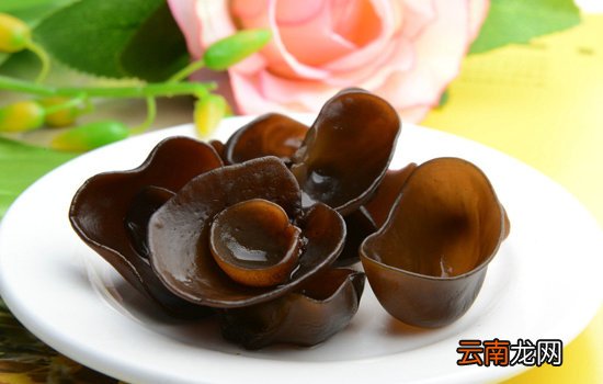 木耳泡发时间过长吃了会中毒 木耳需要泡多久