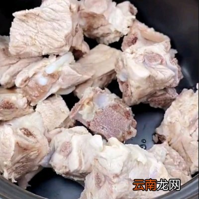 玉米排骨汤清甜营养又健康 排骨和什么炖最有营养