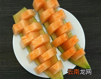 哈密瓜怎么切好看图解 哈密瓜拼盘图片切好看