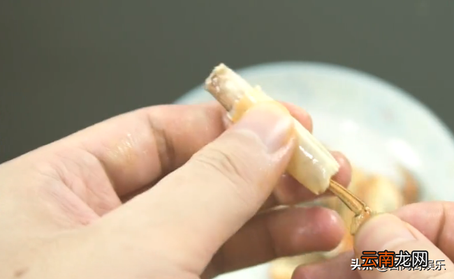 手把手教你正确吃螃蟹 新手怎么吃螃蟹图解