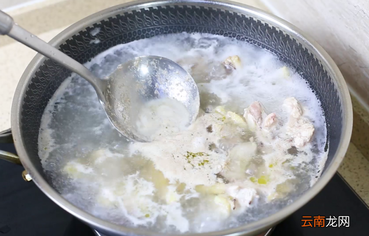 简单3招炖出好喝的鸡汤 鸡汤放什么材料煲汤好喝