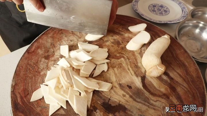 杏鲍菇怎样做才好吃 杏鲍菇要不要焯水