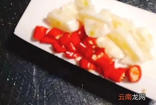 腊肠炒西兰花的做法 真的超好吃的