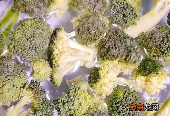 腊肠炒西兰花的做法 真的超好吃的
