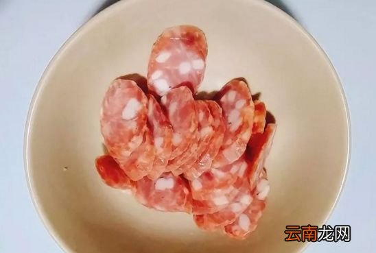 腊肠炒西兰花的做法 真的超好吃的