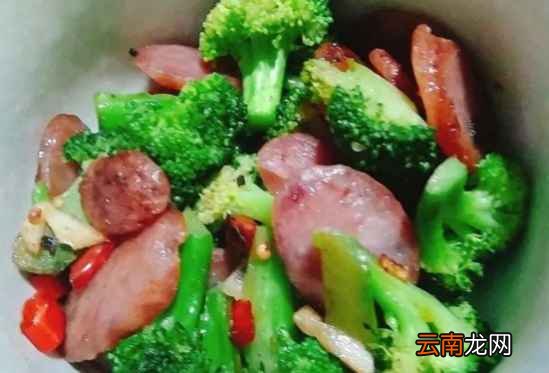 腊肠炒西兰花的做法 真的超好吃的