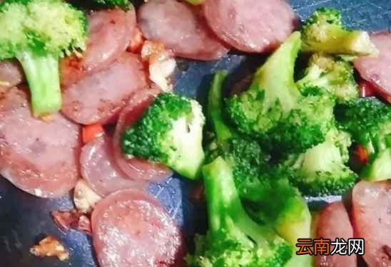 腊肠炒西兰花的做法 真的超好吃的