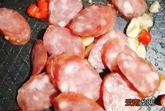 腊肠炒西兰花的做法 真的超好吃的