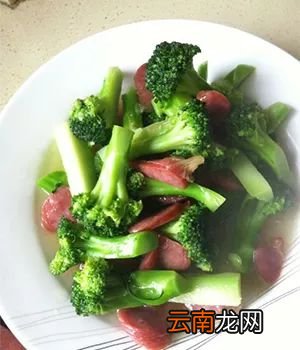 腊肠炒西兰花的做法 真的超好吃的