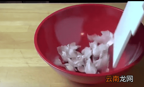剥大蒜头最快方法 再也不用苦恼剥蒜了
